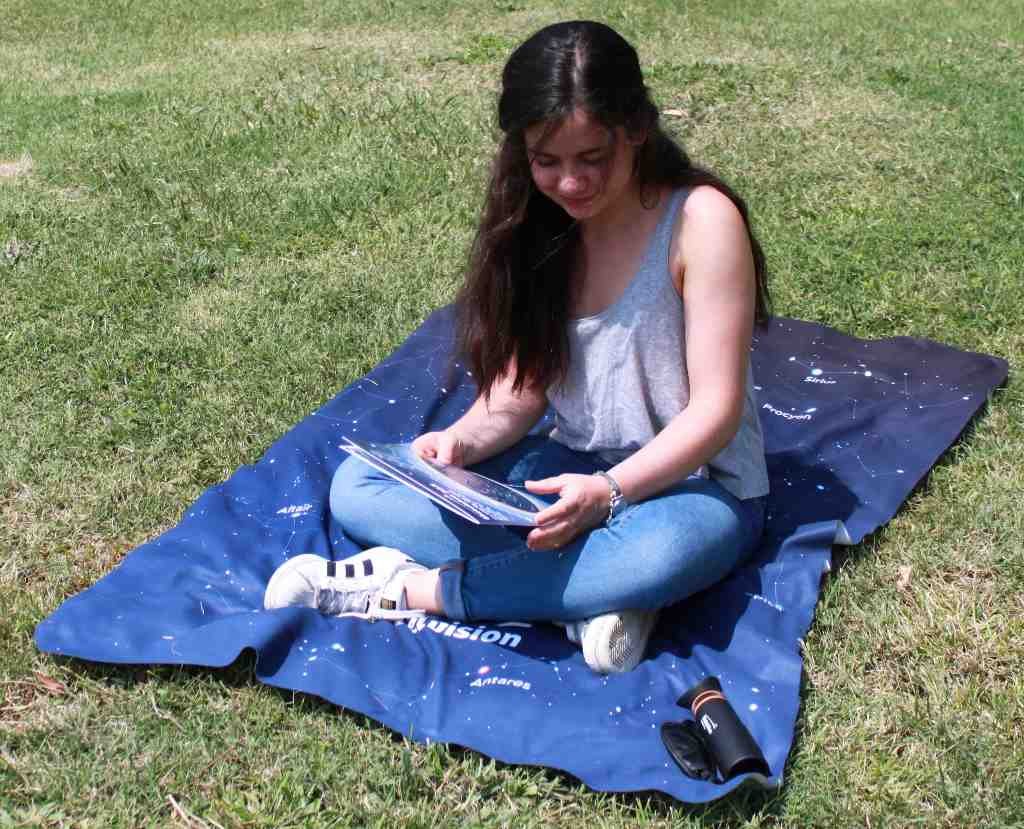 La couverture pour observer les étoiles à l'aise dans l'herbe